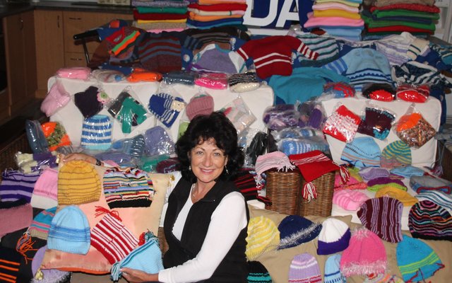 Rdl Riana de Coning by â€˜n deel van die vele breiwerk vir die DA Projek Winterwarmte